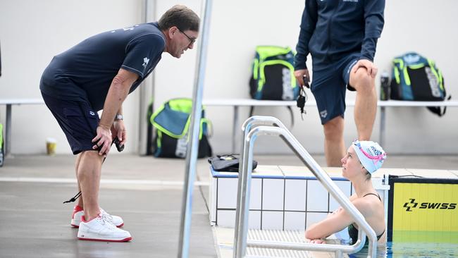 Coach Michael Bohl chats with Emma McKeon. Picture: Delly Carr