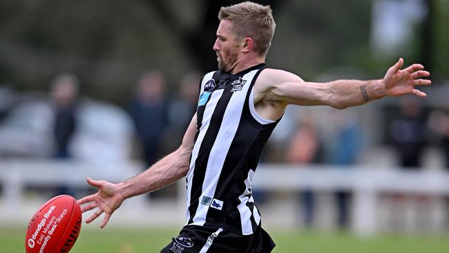 Wayne Schultz in action for Ivanhoe. Picture: Andy Brownbill