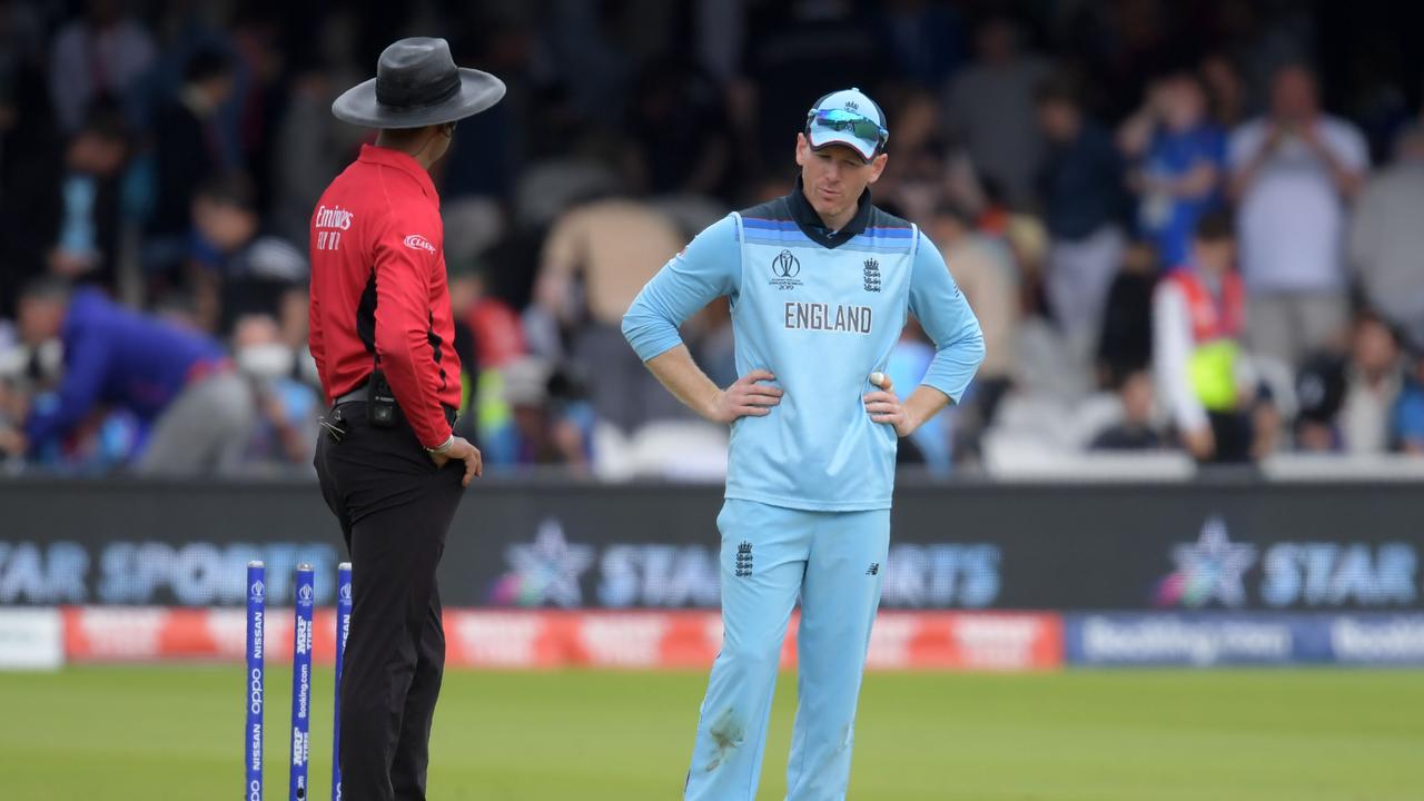 England's captain Eoin Morgan speaks with umpire Kumar Dharmasena. (Photo by Dibyangshu Sarkar / AFP)