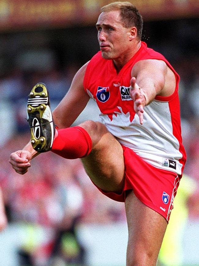 Tony Lockett in action for Sydney in 1999.