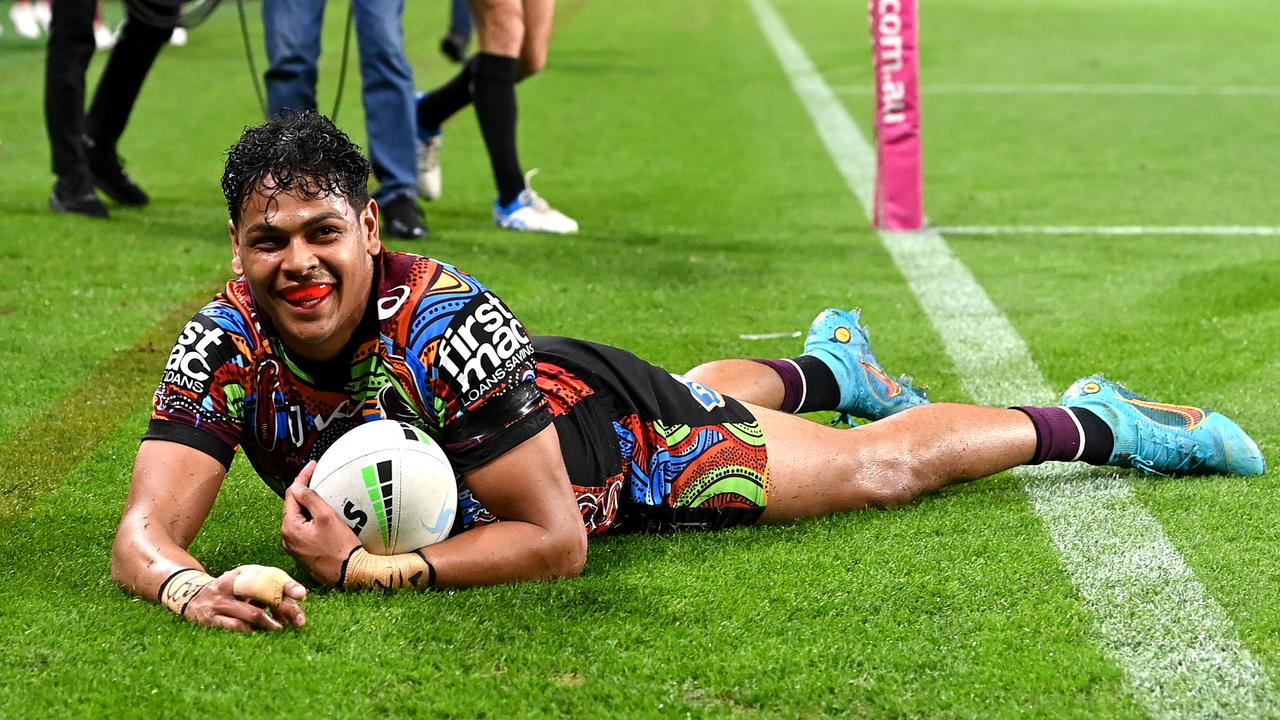 Selwyn Cobbo scores for the Broncos. Picture: Bradley Kanaris / Getty Images