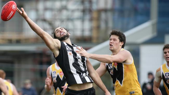 Brodie Grundy battles with Dylan Jones. Picture: Hamish Blair