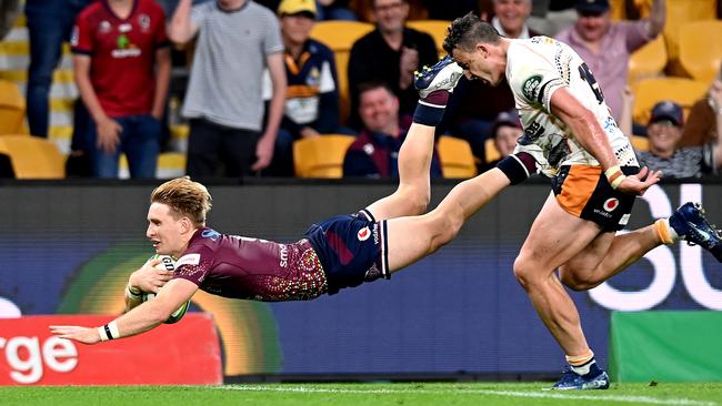 BRISBANE, AUSTRALIA - SEPTEMBER 05: Tate McDermott of the Reds scores a try during the round 10 Super Rugby AU match between the Reds and the Brumbies at Suncorp Stadium on September 05, 2020 in Brisbane, Australia. (Photo by Bradley Kanaris/Getty Images)