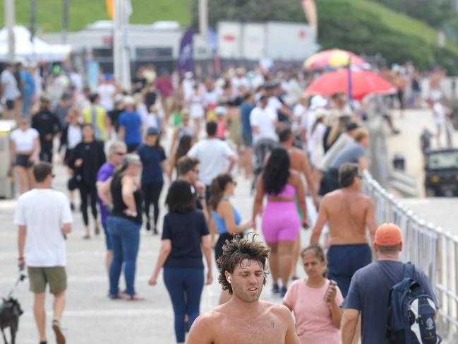 SYDNEY, AUSTRALIA - NewsWire Photos - January 15 2021: Daily life at Bondi Beach as NSW reports 20 further deaths and 48,768 additional COVID-19 positive cases. Despite the numbers mask wearing is only evident inside shops and venues.Picture: NCA NewsWire/Simon Bullard