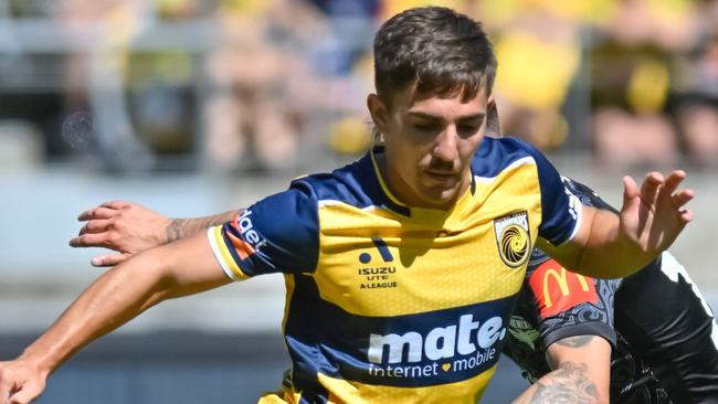 WELLINGTON, NEW ZEALAND - FEBRUARY 06: Joshua Jeffery Nisbet of the Central Coast Mariners moves the ball during the A-League Men round 12 match between Wellington Phoenix and Central Coast Mariners at Sky Stadium, on February 06, 2024, in Wellington, New Zealand. (Photo by Mark Tantrum/Getty Images)