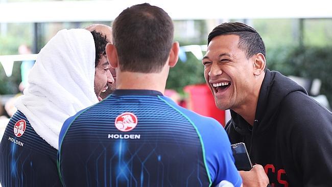 Israel Folau caught up with old teammates Johnathan Thurston and Cameron Smith during the Kangaroos recovery session at the Allianz Stadium pool. pic. Phil Hillyard