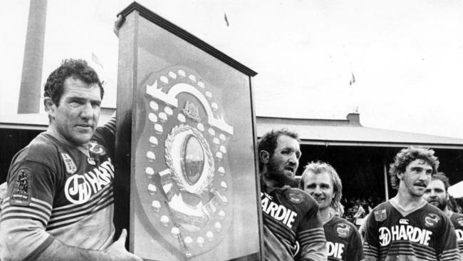 Michael Cronin (left) and Ray Price hold the JJ Giltinan Shield after Parramatta defeated Canterbury in 1986. Photo: Peter Kurnik.