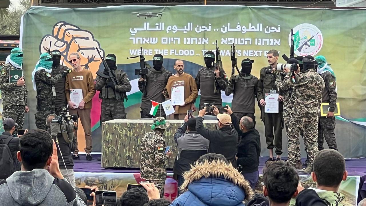 Israeli hostages released in bizarre parade