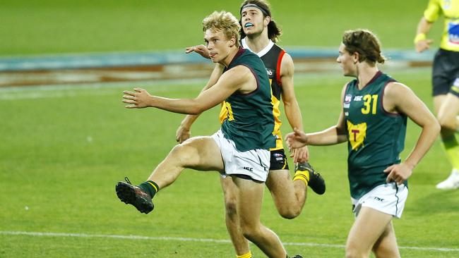 Will Peppin of Tasmania gets the ball away in the NAB League Tasmanian Devils v Dandenong Stingrays match at Blundstone Arena. Picture: MATT THOMPSON