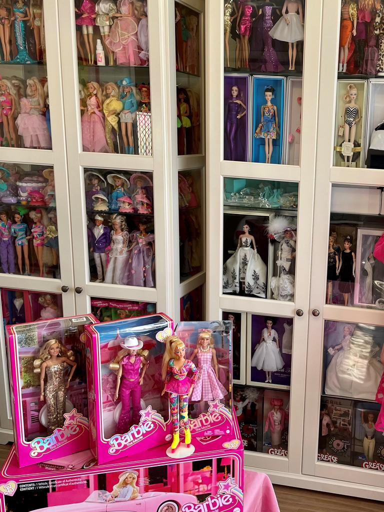 The Barbie collector with 800 dolls in her house - BBC News