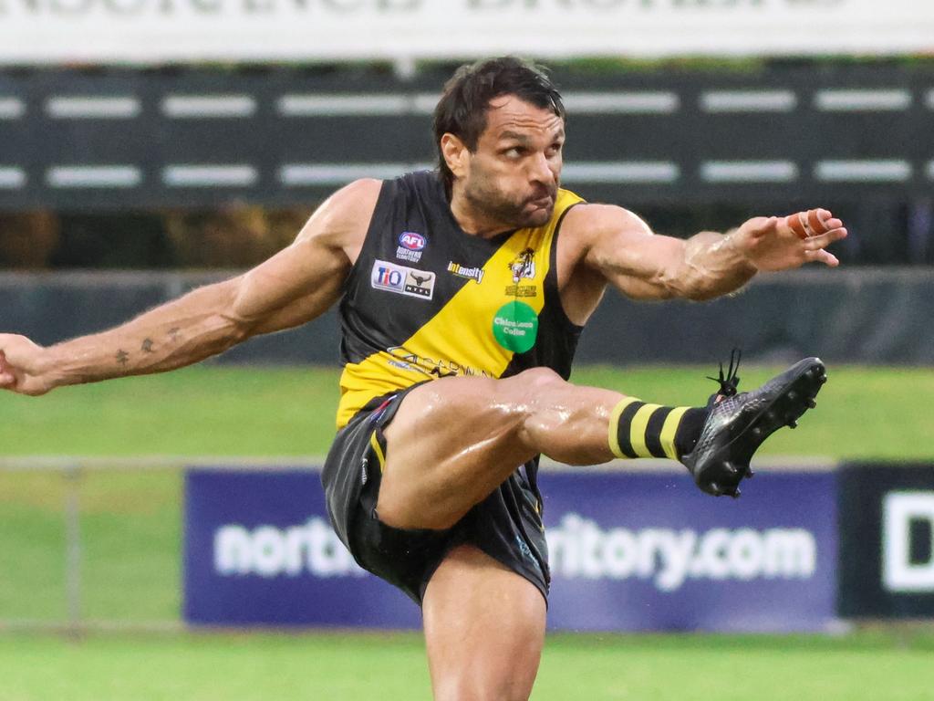 Shaun Wilson, who has slotted nine goals this season, kicks clear against Darwin Buffaloes in Round 8. Picture: Celina Whan / AFLNT Media.