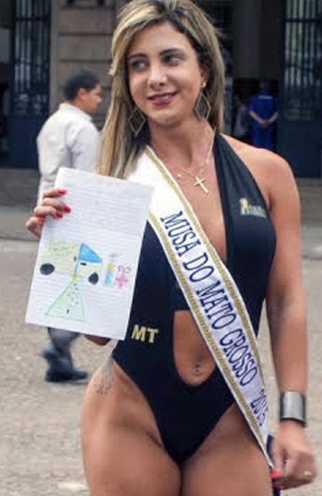 Ms Santos holds up a drawing from one her two children at the 2015 Musa do Brasil beauty pageant, where she was a finalist.