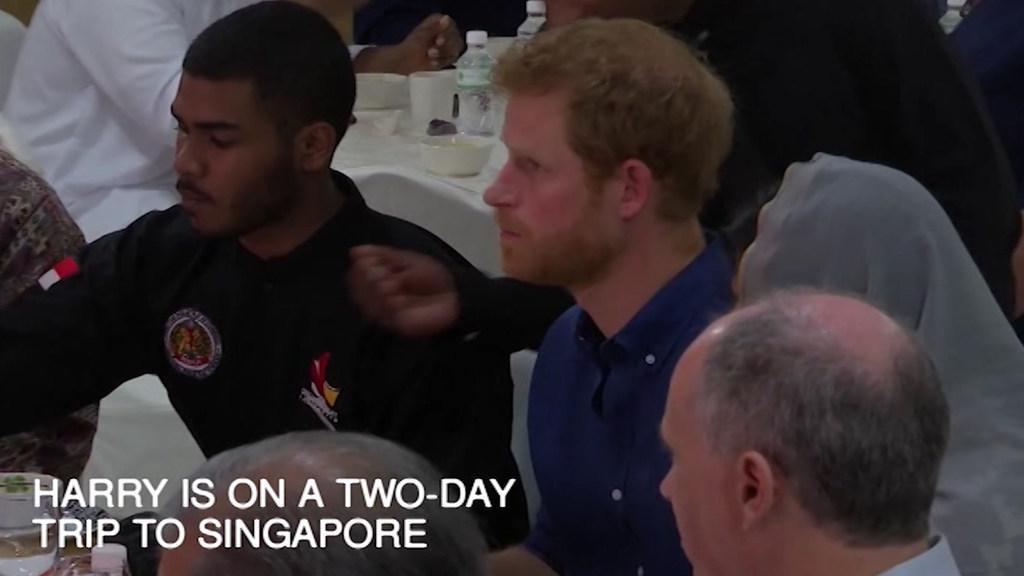 Prince Harry eats with Muslim community in Singapore