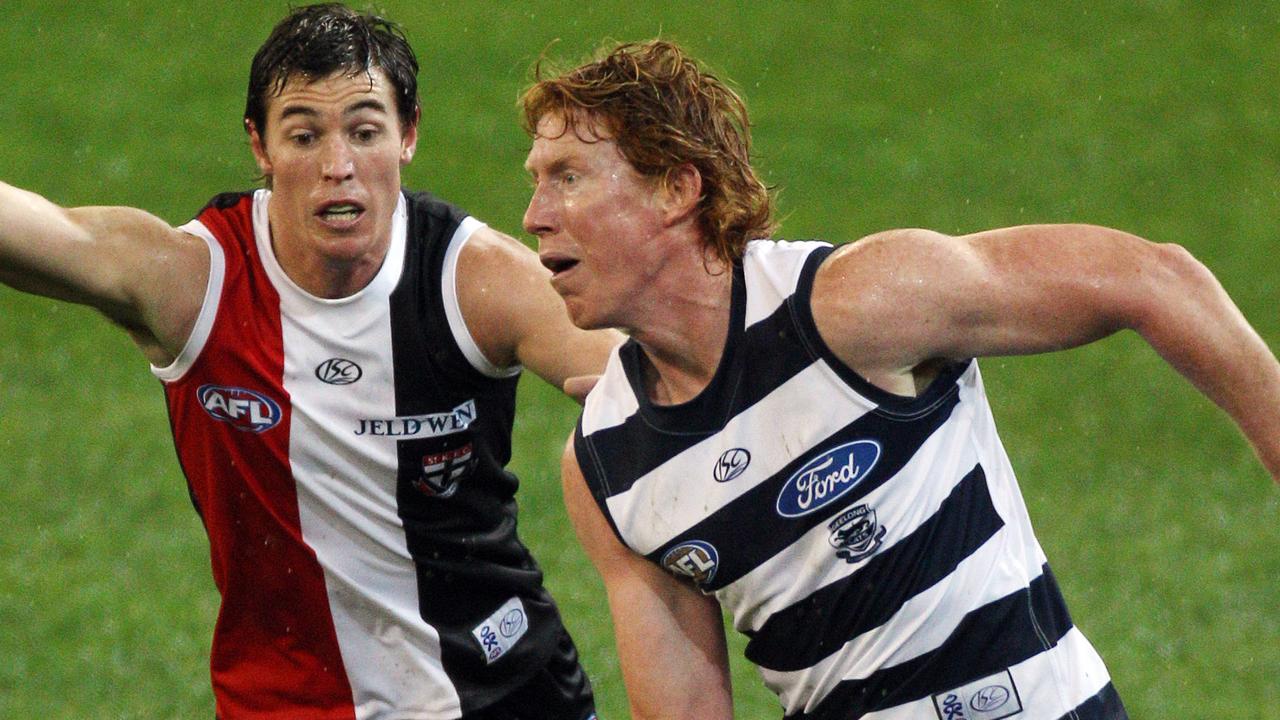 St Kilda v Geelong. MCG. Cameron Ling handballs before Lenny Hayes tackles.