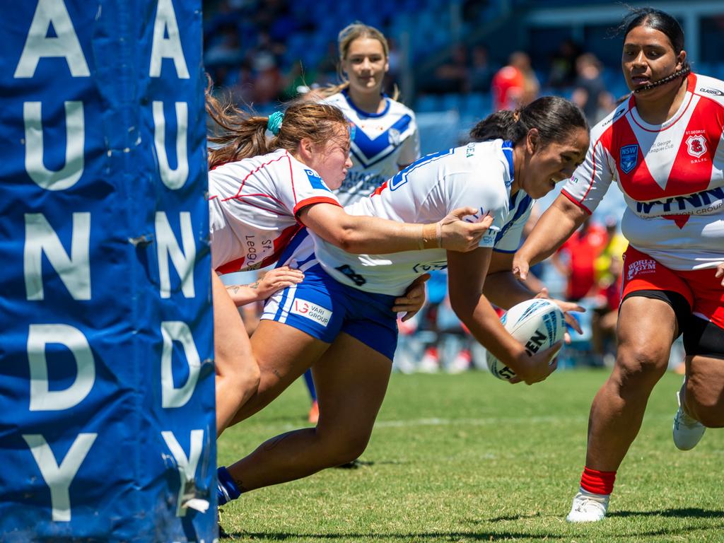 Noaria Kapua scores during the Tarsha Gale Cup. Picture: Thomas Lisson