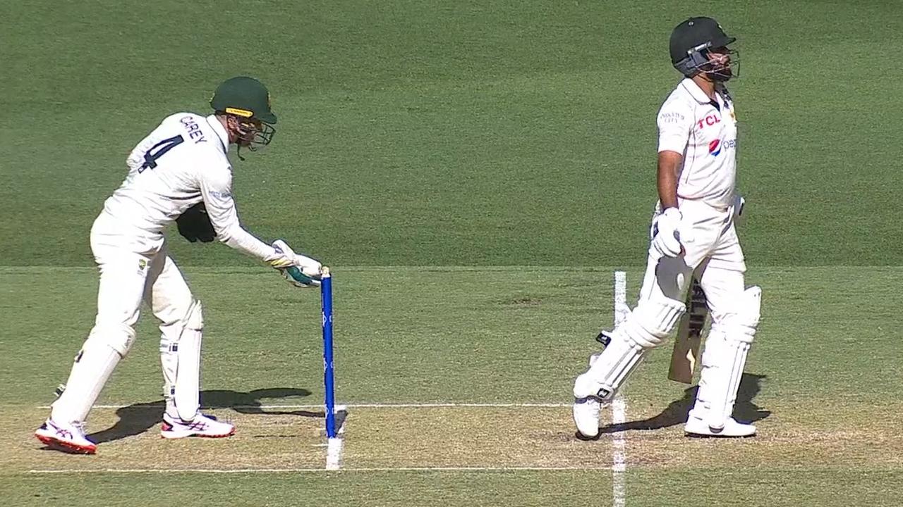 Alex Carey hesitated as he went for the stumping. Photo: Fox Cricket.