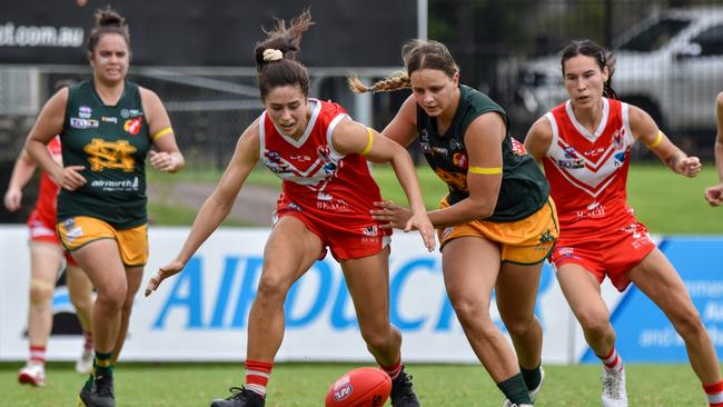 Danielle Ponter eyes the ball for St Mary’s. Picture: Tymunna Clements / AFLNT Media