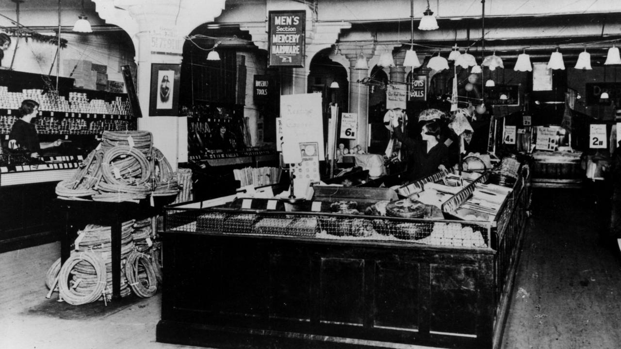 The interior of ‘Woolworths Stupendous Bargain Basement’ on Sydneys Castlereagh St in 1924.