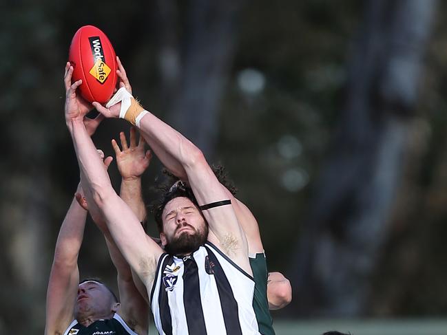 Goulburn Valley FL, Round 8, Euroa V Echuca, at Euroa, Echuca won 6-11-47 v 5-8-38,  Andrew Smith, 26, Euroa Magpies & Hugh Evans, 46,   Echuca  Murray Bombers,   Picture Yuri Kouzmin