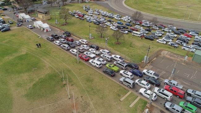 There was a long wait at the pop-up drive through testing site in Mildura. Picture: NCA NewsWire / Darren Seiler