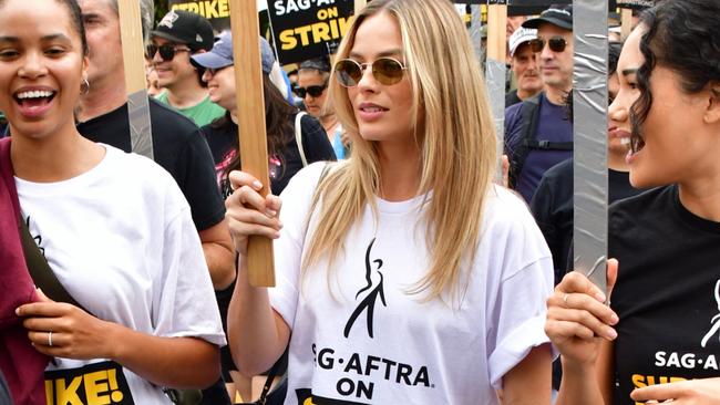 ** ONE TIME USE ONLY - FEES APPLY - NETWORK NEWS PREMIUM CONTENT: NO THE AUSTRALIAN/NO NEWS.COM/NO SKY NEWS ** Margot Robbie marches from Netflix Studios to Paramount Studios during a SAG/AFTRA rally in West Hollywood, Ca  Pictured: Margot Robbie Ref: SPL9915988 130923 NON-EXCLUSIVE Picture by: Giles Harrison /London Entertainment / SplashNews.com  Splash News and Pictures USA: 310-525-5808  UK: 020 8126 1009 eamteam@shutterstock.com  World Rights