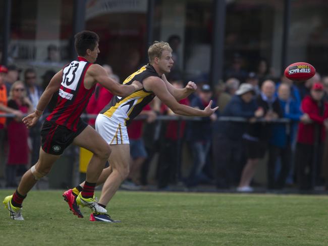 Ed McCutchan fires off a handball. Picture: Richard Serong