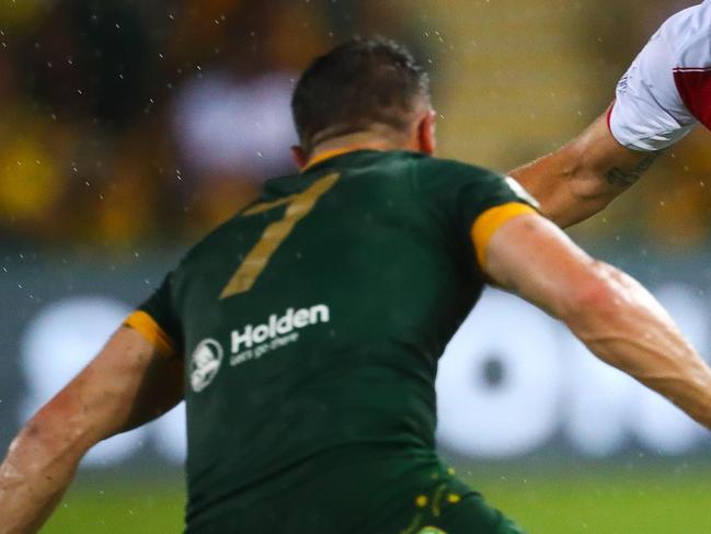 Luke Gale of England (R) tries to avoid Cooper Cronk of Australia (L) during the rugby league World Cup men's final match between Australia and England in Brisbane on December 2, 2017. / AFP PHOTO / Patrick HAMILTON / --IMAGE RESTRICTED TO EDITORIAL USE - STRICTLY NO COMMERCIAL USE--