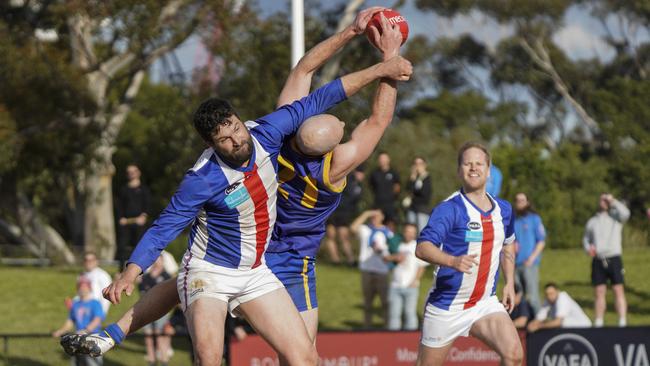 VAFA: Oakleigh’s Tim Doherty tries to spoil Daniel Close of De La Salle. Picture: Valeriu Campan