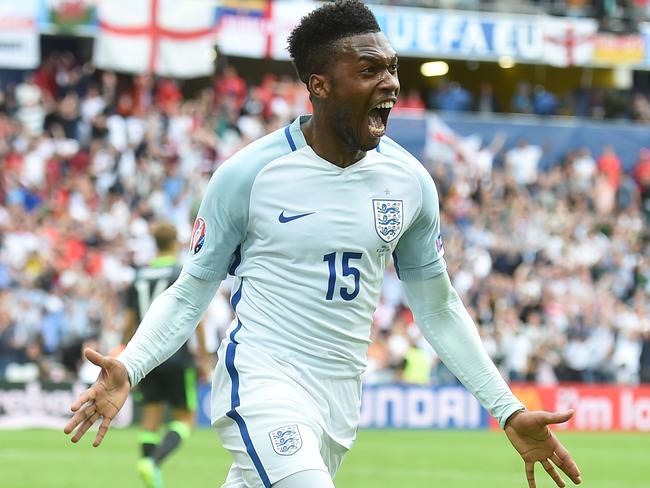 TOPSHOT - England's forward Daniel Sturridge celebrates scoring the 2-1 goal during the Euro 2016 group B football match between England and Wales at the Bollaert-Delelis stadium in Lens on June 16, 2016. England won the match 2-1. / AFP PHOTO / PAUL ELLIS