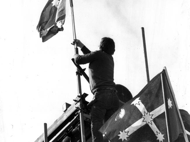 1985. BLF workers raise flags on scaffolding outside the Supreme Court as Norm Gallagher was led to the dock to begin his appeal. Protest. Demonstrations - Australia - General. Neg: 850904/53