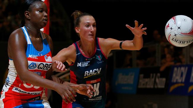 Samantha Wallace of the Swifts (left) and Emily Mannix of the Vixens compete for the ball on Saturday night.