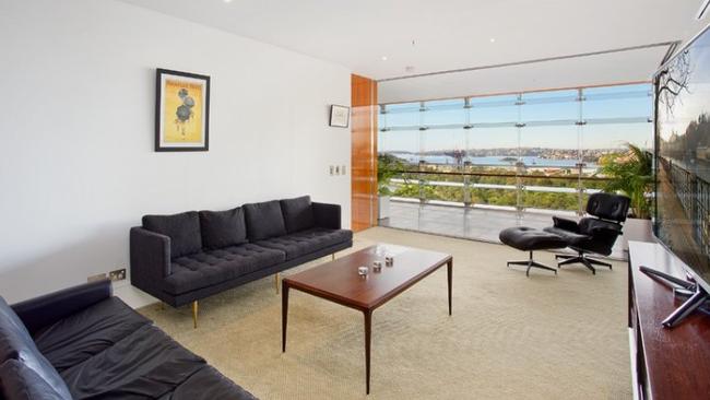 Macquarie Apartments was designed by Renzo Piano and features a 24/7 concierge, gym facilities and harbour views. This unit has a conservatory and a dressing room.