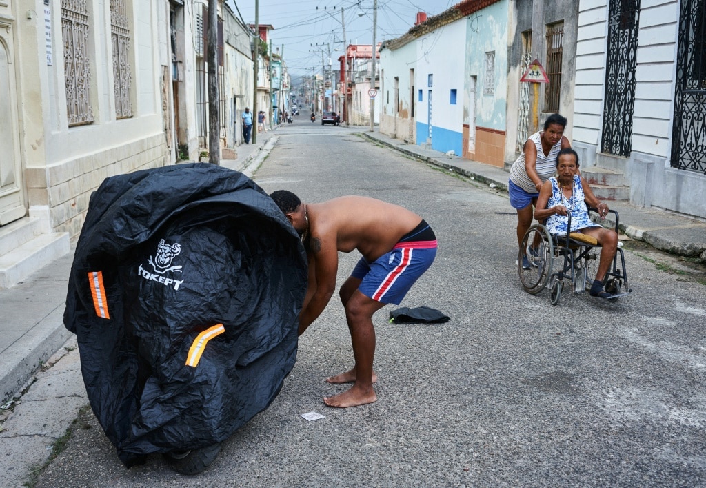 Hurricane set to hit Cuba amid national blackout