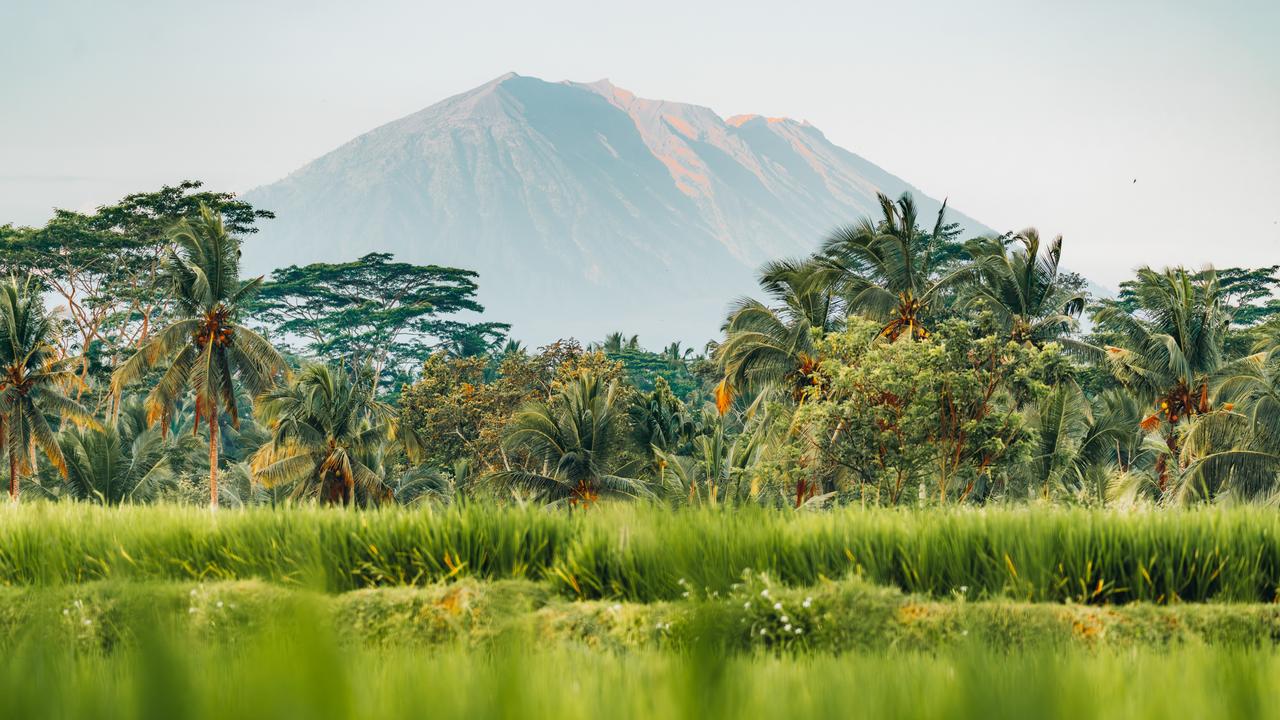 Bali flights cancelled after volcanic eruption