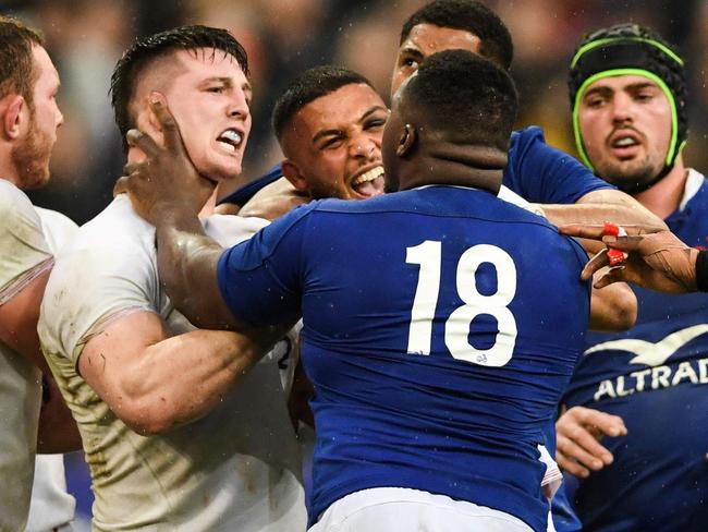 TOPSHOT - France's prop Demba Bamba (R) argues with England's number eight Tom Curry during the Six Nations rugby union tournament match between France and England at the stade de France, in Saint Denis, on the outskirts of Paris, on February 2, 2020. (Photo by MARTIN BUREAU / AFP)