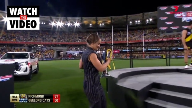 Ash Barty presents Premiership Cup to Richmond (7AFL)