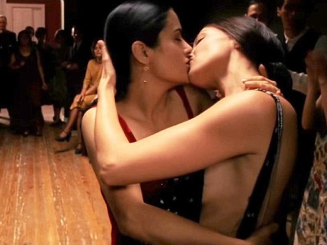 Salma Hayek and Ashley Judd kiss in the movie, Frida. Picture: Miramax