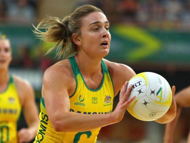 NEWCASTLE, AUSTRALIA - SEPTEMBER 19:  Liz Watson of the Diamonds passes the ball during the Quad Series International Netball test match between the Australian Diamonds and the England Roses at Newcastle Entertainment Centre on September 19, 2018 in Newcastle, Australia.  (Photo by Tony Feder/Getty Images)