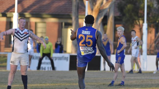 Majak Daw lines up one of his 11. Picture: Andrew Batsch