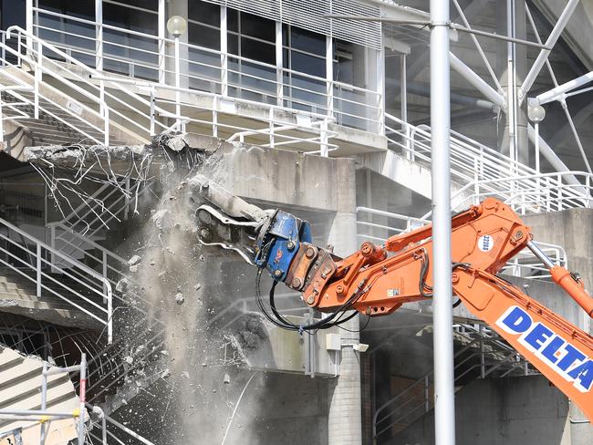 Demolition work is seen underway at Allianz Stadium in Sydney, Thursday, March 14, 2019. NSW Labor leader Michael Daley has written to NSW Premier Gladys Berejiklian calling for hard demolition works at Allianz Stadium to stop until the state election. (AAP Image/Dan Himbrechts) NO ARCHIVING