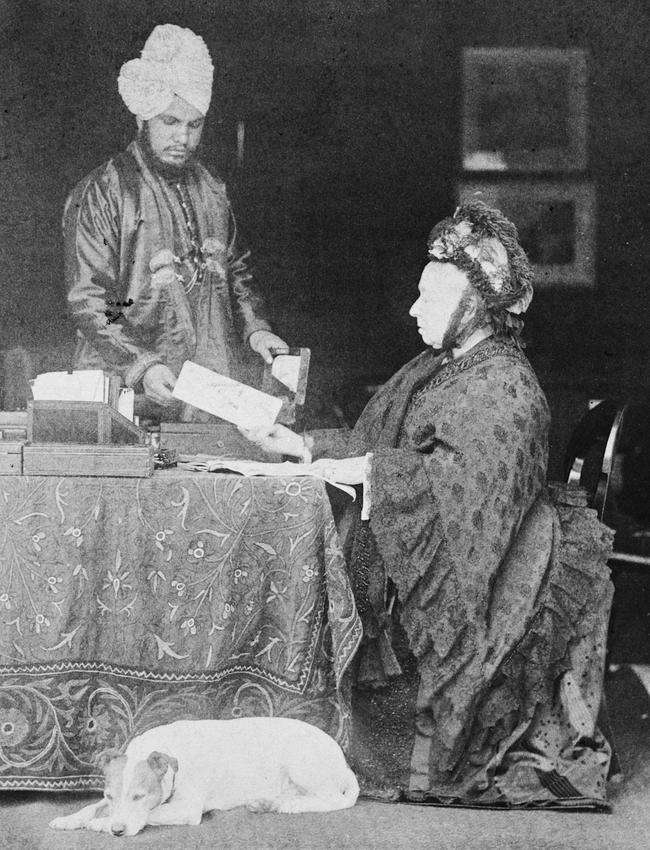 Munshi Hafiz Abdul Karim with Queen Victoria in the 1890s. Public domain