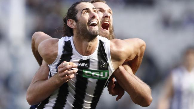 Brodie Grundy outpoints Melbourne’s Max Gawn at a boundary throw-in.