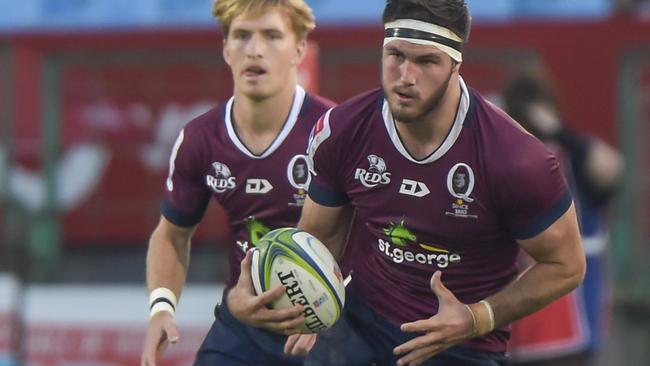 Queensland Reds' Liam Wright (C) runs with the ball during the Super 14 Rugby union match, Vodacom Bulls v Queensland Reds at Loftus Versfeld Stadium, on 13 April, 2019 in Pretoria. (Photo by Christiaan Kotze / AFP)