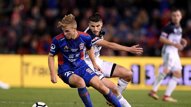 Riley McGree of the Jets competes for possession with Terry Antonis of Victory