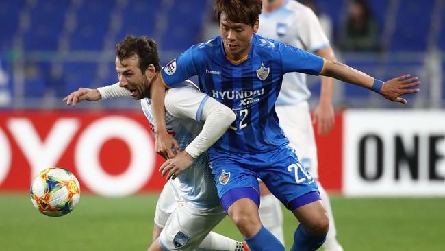 Sydney FC striker Adam Le Frondre (left) is challenged by Ulsan’s Jeong Dong-ho on Tuesday night. Picture: Getty Images