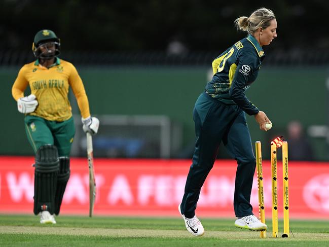 Ashleigh Gardner of Australia runs out Sinalo Jafta of South Africa. Picture: Steve Bell/Getty Images