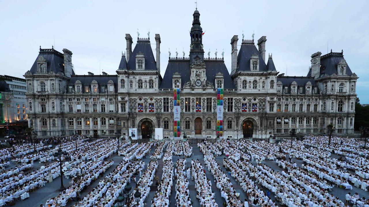 Diner en Blanc in front of the City Hall in Paris in 2017. Picture: AFP Photo/Thomas Samson