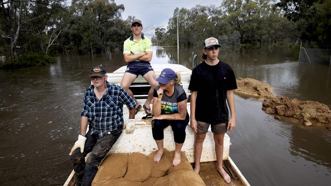 Sunday 23rd October 2022.  The Australian.Echuca floods, Victoria.Paul Horman and Suzanne Shearer with her kids Mitch and Harry Shearer helping disperse sandbags to locals on Goulburn Rd, Echuca.Photograph by Arsineh Houspian.