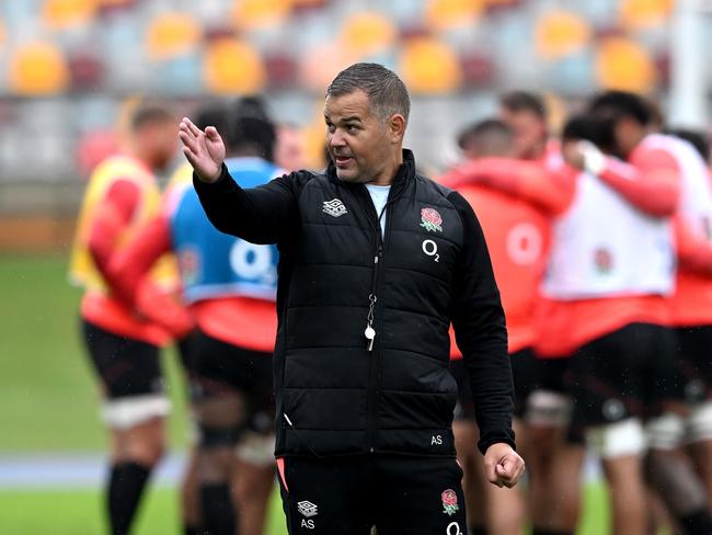 Anthony Seibold instructs the players during an England Rugby Squad training session at Queensland Academy of Sport in July, 2022. (Photo by Bradley Kanaris – The RFU/The RFU Collection via Getty Images)