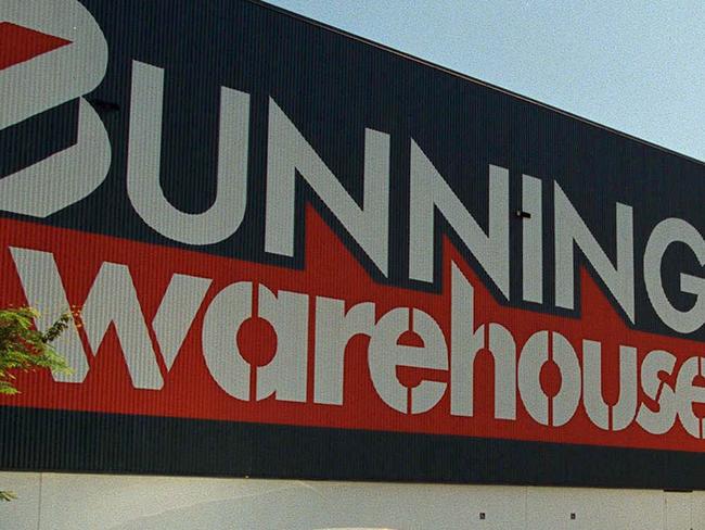 ##### ALERT ALERT #####   BEFORE REUSE OF THIS IMAGE CHECK CONTENT AND COPYRIGHT ISSUES WITH THE /PICTURE /DESK  - Jan 18 2002 - Bunnings Hardware   picbarry/pascoe - retail stores shops buildings qld logo logos 35/M/19927